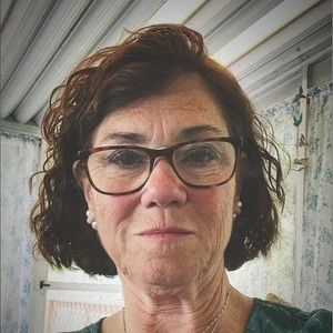 Meet your Posher, Debbie